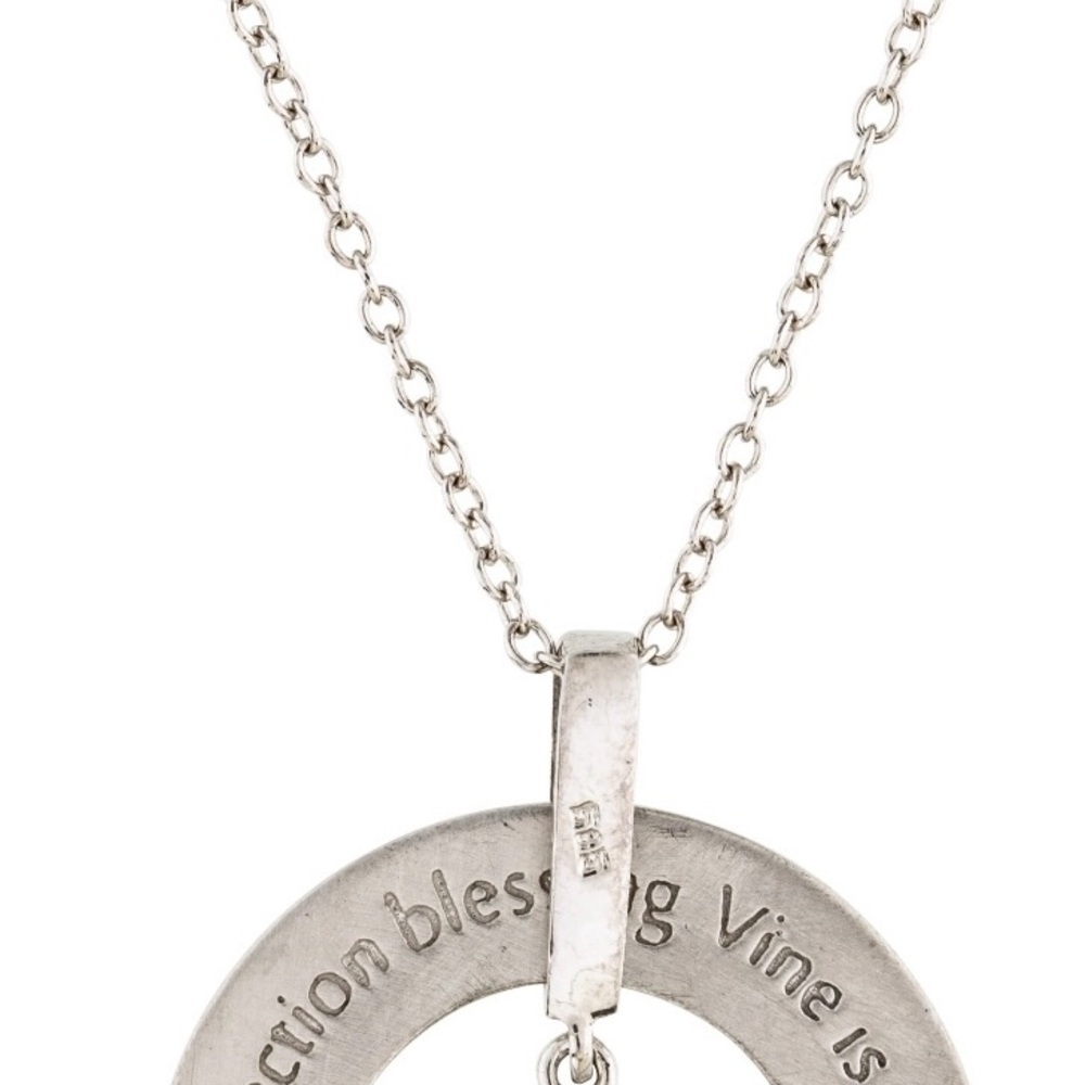 Reis’s white gold diamond Necklace